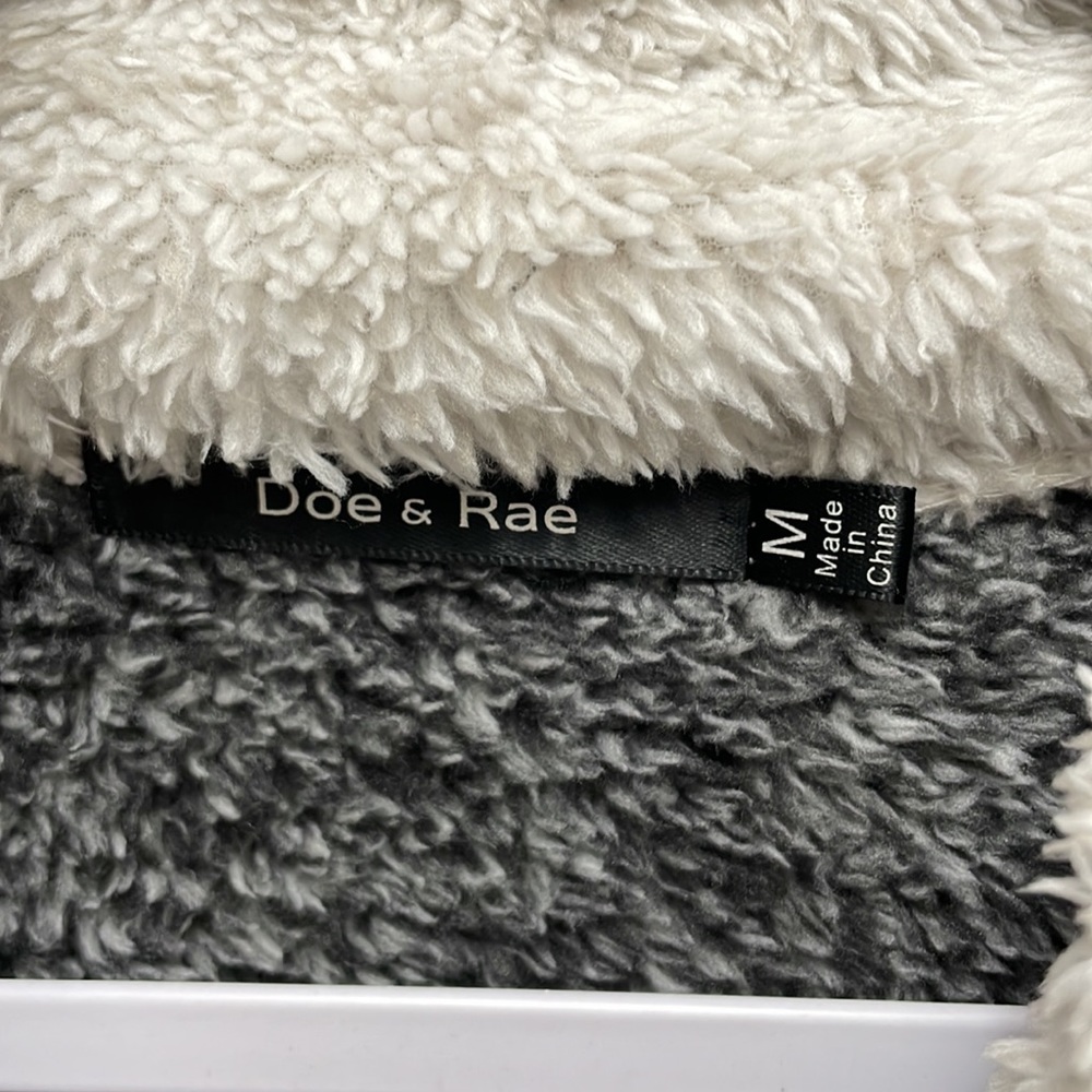 Doe and Rae Medium Sweater - Picture 2 of 2